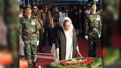 বঙ্গবন্ধু প্রতিকৃতিতে প্রধানমন্ত্রীর শ্রদ্ধা