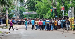 কুমিল্লায় শিক্ষার্থীদের দুই পাশে আ.লীগ নেতাকর্মীদের অবস্থান