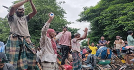 শহীদ মিনারে স্লোগান দিচ্ছেন রিকশাচালকেরাও